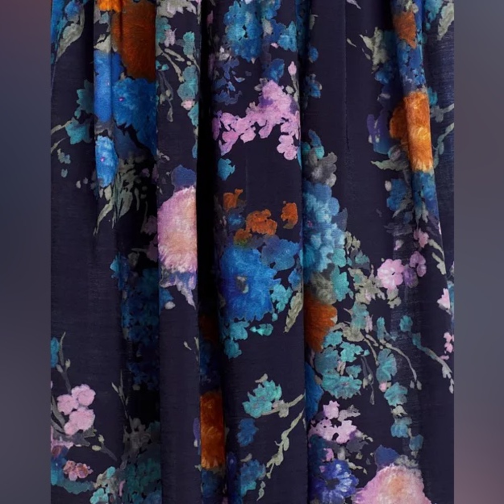 NWOT VINCE Painted Bouquet Printed Midi Skirt
Size Small - Picture 6 of 11
